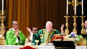 O Cardeal Law celebrando no Altar Papal e fazendo sua brilhante homilia