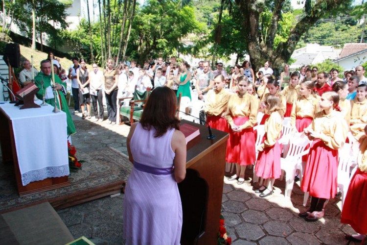 Profª Clarice Portela, então secretaria da gerei discursando na inauguração do colégio