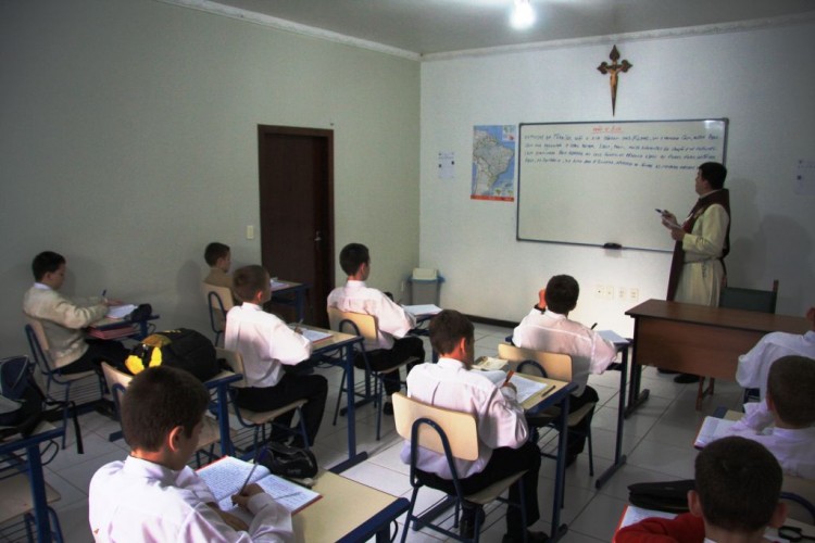 Ambiente de tranquilidade e disciplina que auxiliam nos estudos.