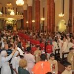 AER_2912 A imagem de Nossa Senhora, coroada, é levada pelo corredor central da basílica