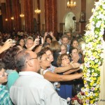 AER_2985 Fiéis se aproximam da imagem de Nossa Senhora