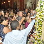AER_2988 Fiéis se aproximam da imagem de Nossa Senhora