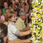 AER_2993 Fiéis se aproximam da imagem de Nossa Senhora