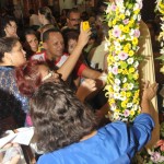 AER_2994 Fiéis se aproximam da imagem de Nossa Senhora