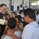 AER_3224 Distribuindo Medalhas Milagrosas