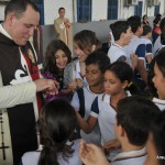 AER_3229 Distribuindo Medalhas Milagrosas