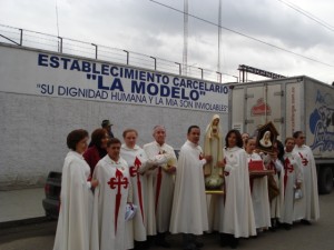 D. Alfonso es el cuarto desde la izquierda a la derecha, en una vista que hizo la sagrada Imagen a la cárcel modelo de Bogotá.