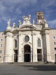 "Iglesia de la Santa Cruz de Jerusalén" En ella, en un valiosísimo relicario, se conservan, un fragmento de la columna de la flagelación, uno de los clavos, un dedo de Santo Tomás, una parte de la Santa Cruz, una espina de la corona y la tabla INRI.