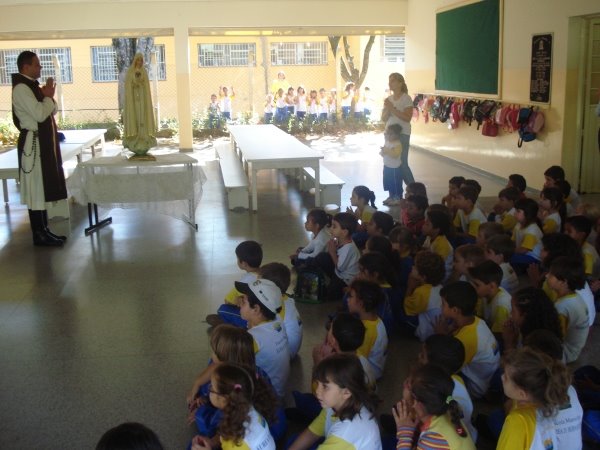 As crianças são os filhos prediletos de Nossa Senhora.