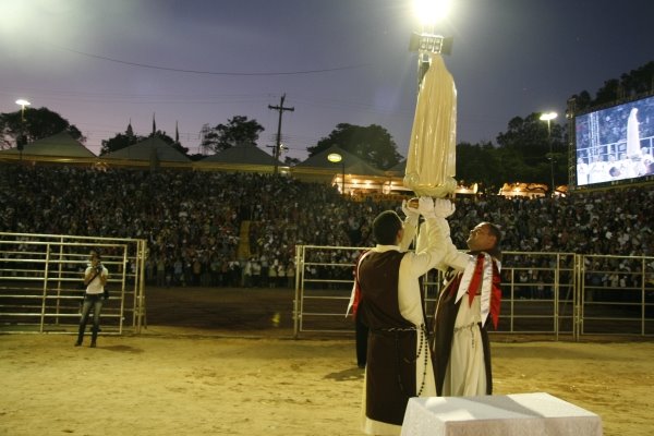 A presença de Nossa Senhora na FACILPA dignificou o dia do trabalhador! (Lençóis Paulista)