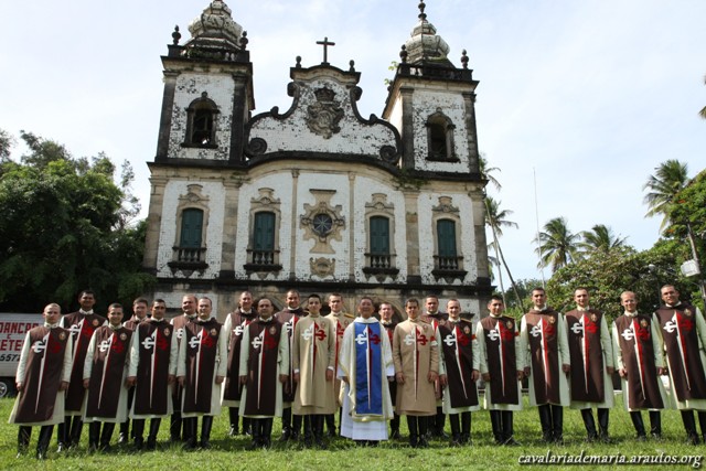 Arautos aos pés de Nossa Senhora dos Prazeres dos Montes Guararapes em Recife – PE