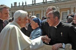 papa-bento-xvi-recebe-mons-joao-cla-dias-300x198