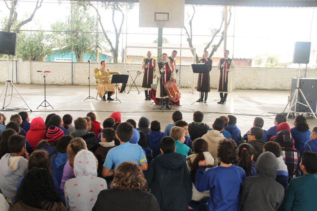 Fanfarra do Projeto Futuro e Vida em apresentação aos alunos e professoras