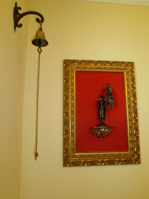 IMAGEM DE SANTA JOANA D'ARC NO HALL DE PASSAGEM