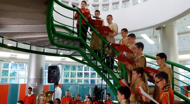 Glória a Deus no mais alto dos céus, e paz na terra aos homens de boa vontade!