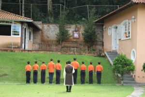Jovens Arautos rezando o rosário