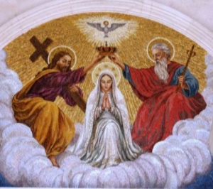 A Santíssima Trindade coroa Maria Rainha