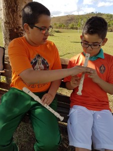Aluno ensinando amigo