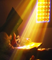 arauto lendo sob a luz do vitral