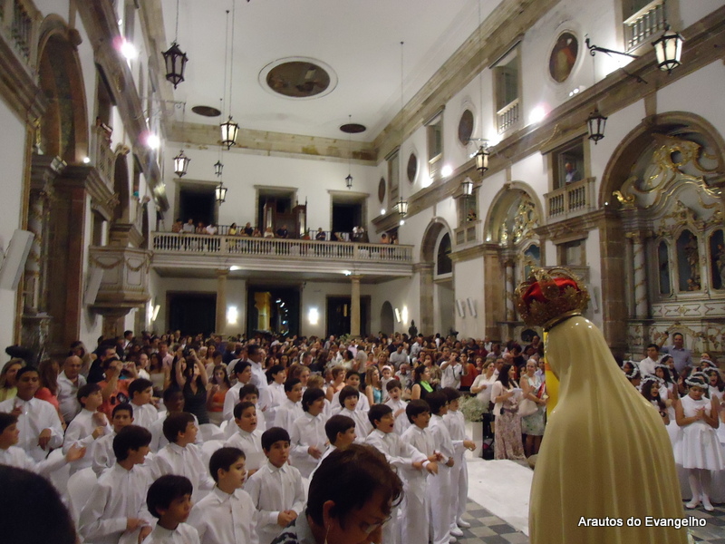 Primeira Comunhão dos alunos do Colégio Grande Passo, na Igreja da Madre de Deus, em Recife
