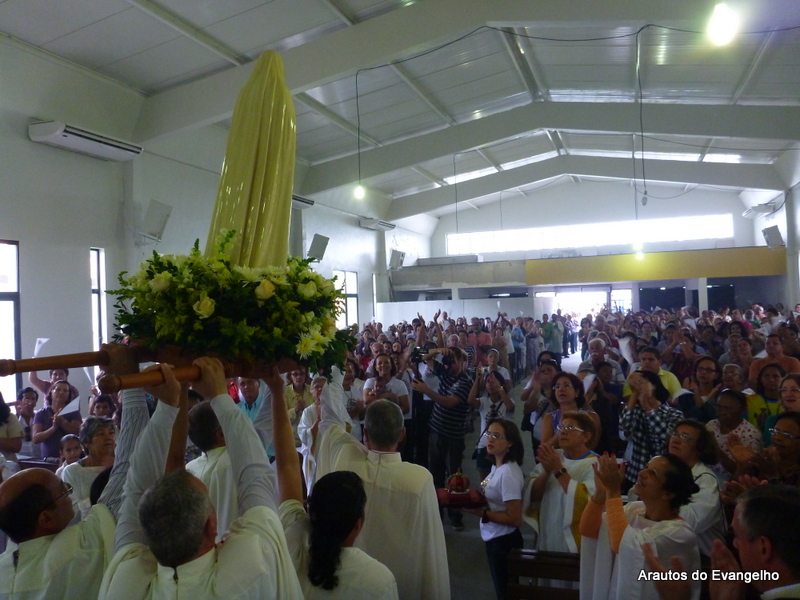 Imagem dos Arautos do Evangelho no VIII Reavivar com Maria, na Paróquia Nossa Senhora das Candeias (Jaboatão dos Guararapes - PE)