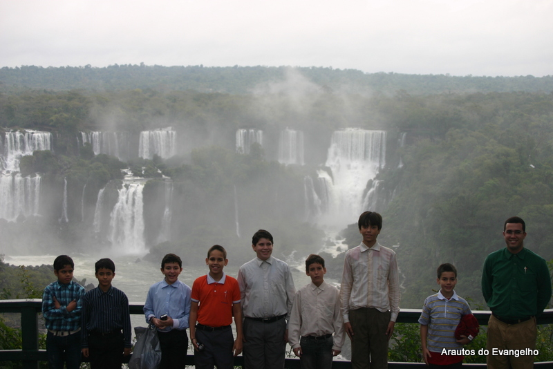 alunos do Projeto Futuro & Vida visitam as Cataratas do Iguaçu