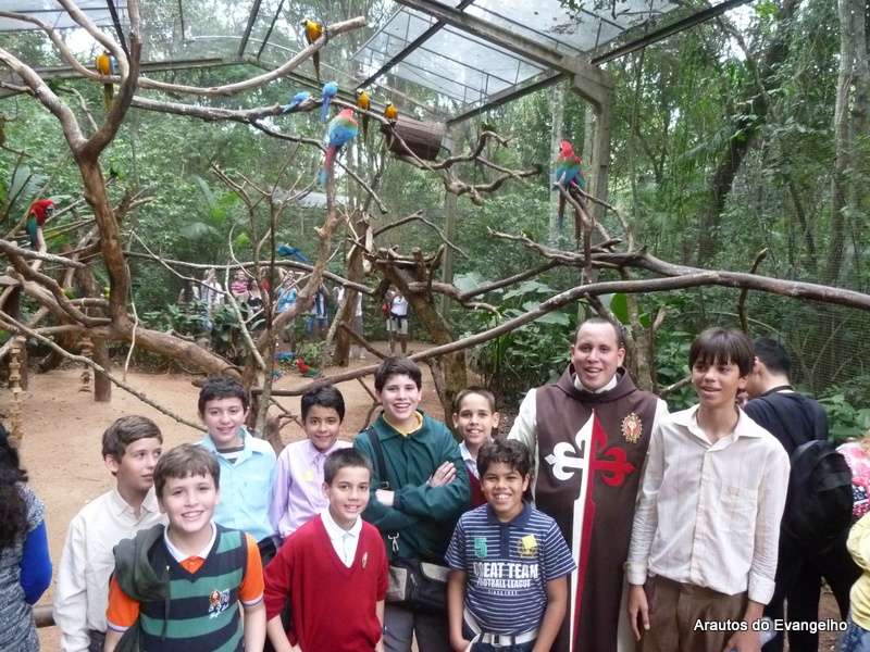 alunos do Projeto Futuro e Vida dos Arautos do Evangelho visitam o Parque das Aves, em Foz do Iguaçu.
