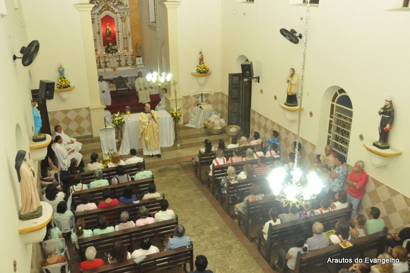 AER_8421 Pe. Célio Casale celebra Missa na Semana Eucarística da Paróquia Santo Antônio, em Recife