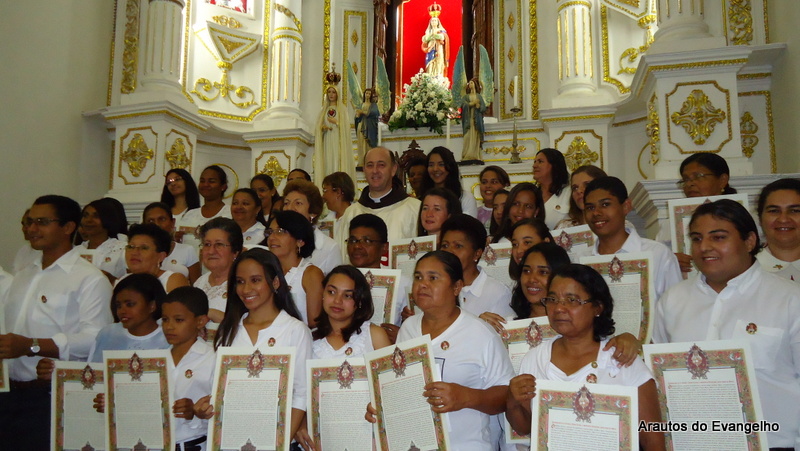 Fiéis fazem a Consagração a Nossa Senhora na Paróquia Nossa Senhora da Apresentação (Escada - PE)