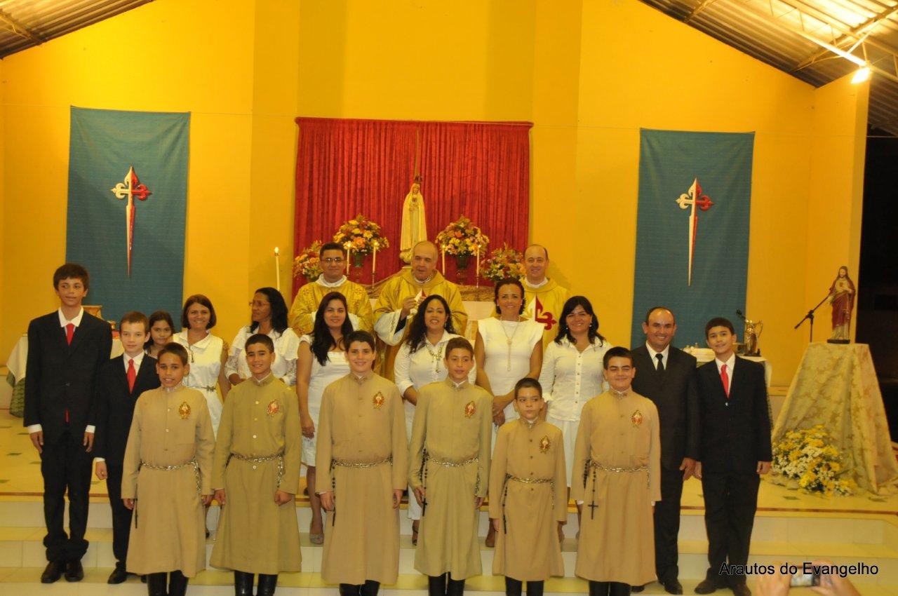 Mons. Lino Rodrigues Duarte crisma jovens e adultos na sede dos Arautos do Evangelho em Recife