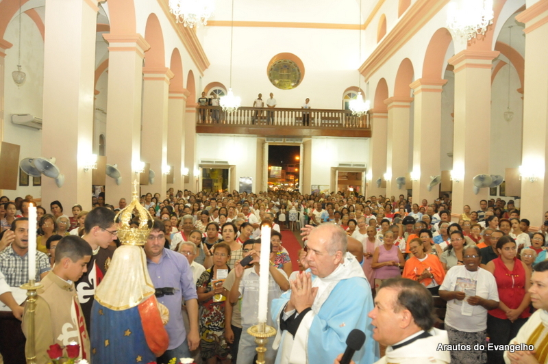 Monsenhor Lino Rodrigues Duarte coroa imagem de Nossa Senhora da Apresentação na cidade de Escada - PE