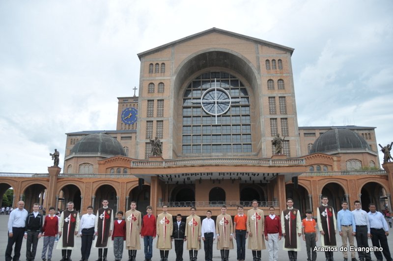 Visita dos alunos do Projeto Futuro & Vida à Basílica Nacional de Aparecida