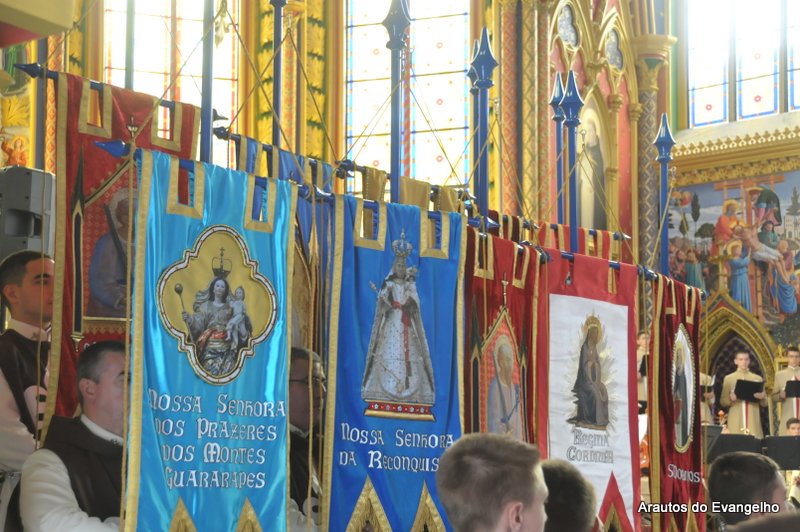 Estandartes com os padroeiros das várias sedes dos Arautos do Evangelho