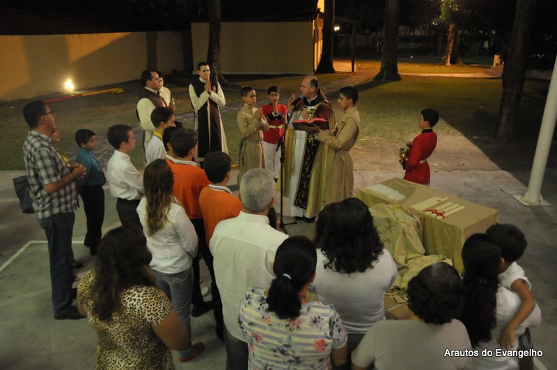 Bênção das velas na sede dos Arautos do Evangelho de Recife, presidida pelo Pe. Célio Casale