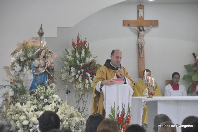 Pe. Célio Casale faz a homilia na Paróquia Nossa Senhora das Candeias