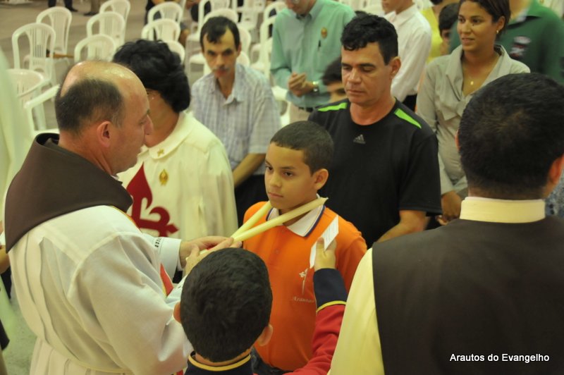 Padre Célio Casale dá a bênção de São Brás