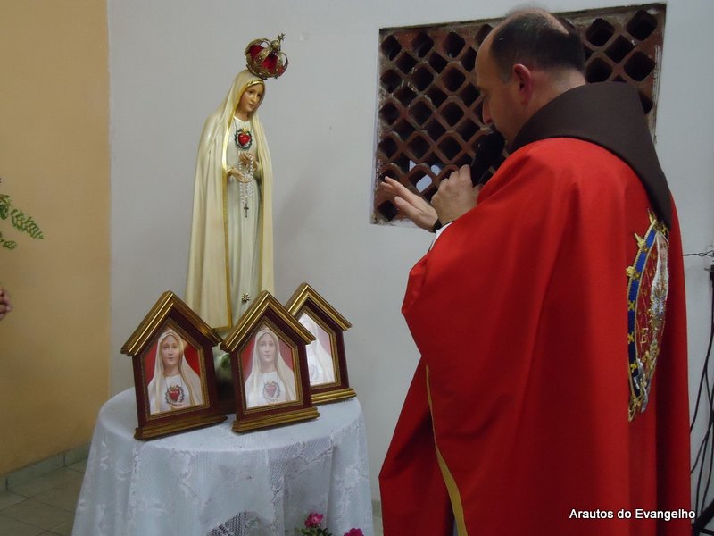 Pe Célio Casale abençoa Oratórios do Imaculado Coração de Maria na capela Santa Terezinha, em São Lourenço da Mata