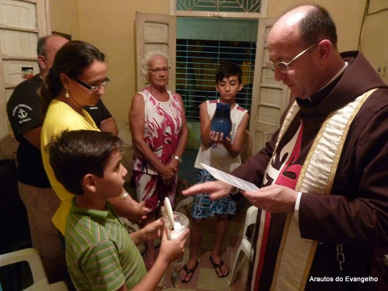 Padre Celio Casale abençoa uma residência
