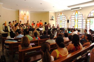 Cantata Natalina dos Arautos na Paróquia São Pedro, Praia do Suá - Vitória