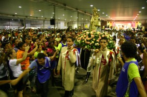 Arautos conduzem a imagem de Nossa Senhora da Penha no Vinde e Vede 2011 - Serra/ES