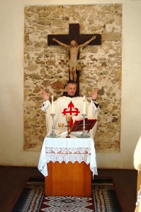 Padre Santiago Canals celebrando a Missa sobre a relíquia de Beato Anchieta