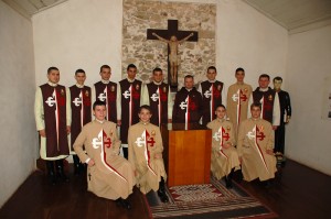 Arautos do Evangelho junto às relíquias de Beato José de Anchieta, em Anchieta ES