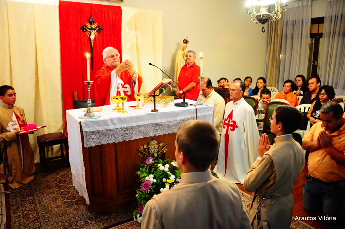 Dom Luiz Mancilha Vilela celebrando a Eucaristia na casa dos Arautos em Vitória