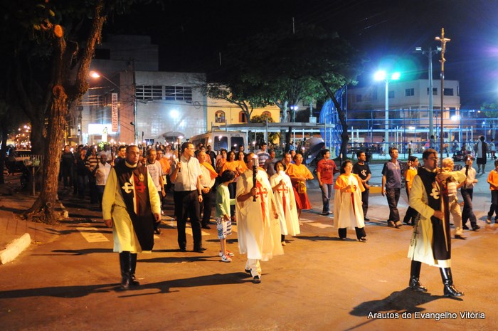 Procissão luminosa na Paróquia Nossa Senhora da Glória